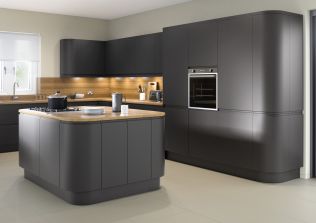 Kuchyně nemusí být striktně hranaté – novým trendem jsou oblé rohy