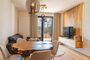 Stavba není sen 7 - Molo Lipno Resort - Kvalitní nábytek lze vytvořit i z měkkého topolového dřeva. Ukážeme vám unikátní designové kousky