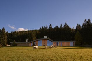 Lesní usedlost v Beskydech nabízí díky velkému prosklení propojení interiéru s exteriérem