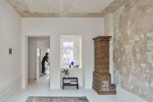 Letnímu bytu v centru Karlových Varů dominuje původní výmalba i kachlová kamna