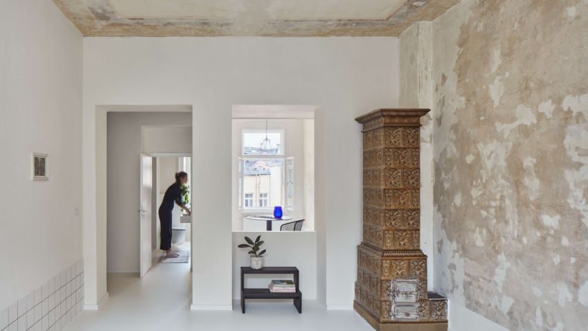 Letnímu bytu v centru Karlových Varů dominuje původní výmalba i kachlová kamna