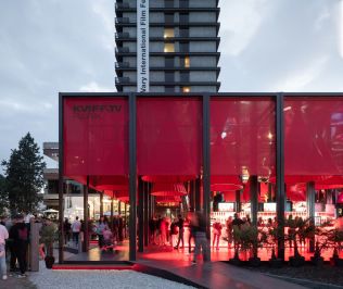 Loňská architektonická novinka vyroste na filmovém festivalu v Karlových Varech i letos