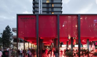 Loňská architektonická novinka vyroste na filmovém festivalu v Karlových Varech i letos