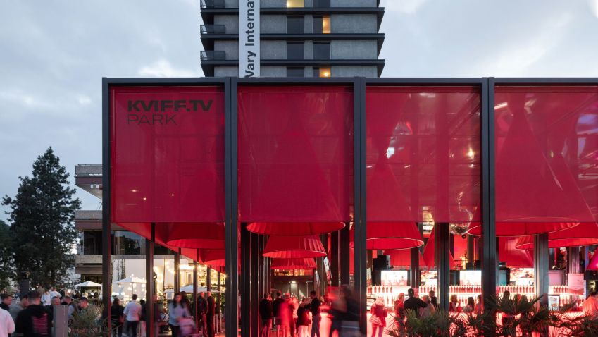 Loňská architektonická novinka vyroste na filmovém festivalu v Karlových Varech i letos