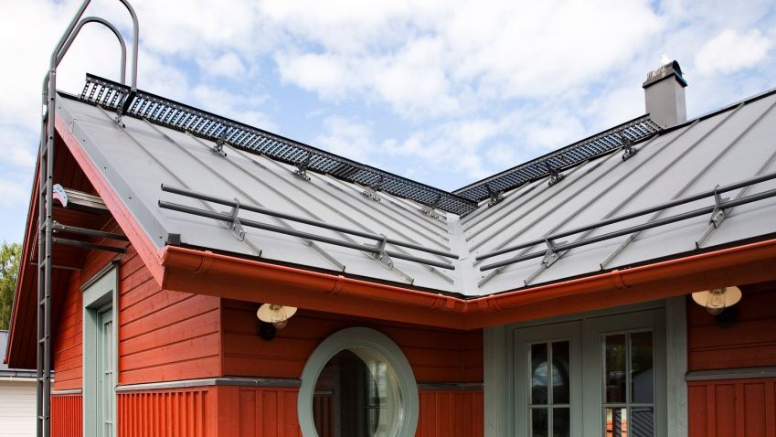 Má vaše střecha bezpečnostní prvky? Poradíme vám, co je důležité při pohybu ve výškách