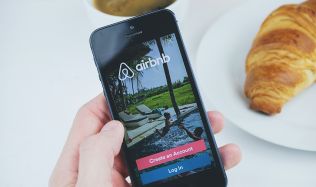 Praha se dohodla s Airbnb na platbách za hosty, majitelům se krátkodobé pronájmy nevyplatí.