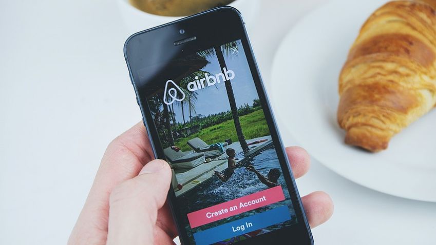 Praha se dohodla s Airbnb na platbách za hosty, majitelům se krátkodobé pronájmy nevyplatí.