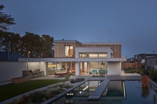 Moderní dům s členitou formou skrývá mnoho zajímavých detailů