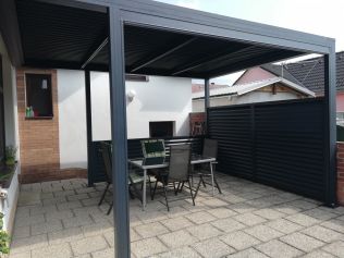 Moderní, elegantní a praktický stínící systém pro váš dům a terasu