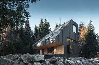 Moderní horská chata vyrostla v souladu s přírodou i koloritem Krušných hor
