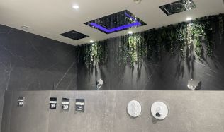 Moderní koupelnové vybavení promění rychlou sprchu v jedinečný zážitek