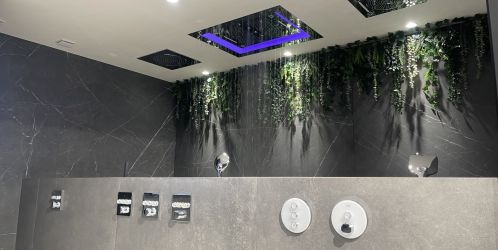 Koupelny plné inspirace - Moderní koupelnové vybavení promění rychlou sprchu v jedinečný zážitek