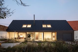 Moderní rodinný dům Polánka provokuje svou černou fasádou, do vesnického prostředí ale skvěle zapadl!