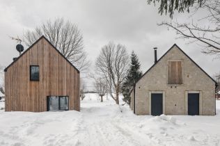 Moderní rodinný dům se stodolou zapadl do rázu malé obce v Jizerských horách