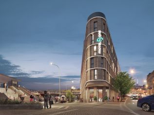 Na stavbě unikátního hotelu v Hybernské ulici v Praze zavlála glajcha 