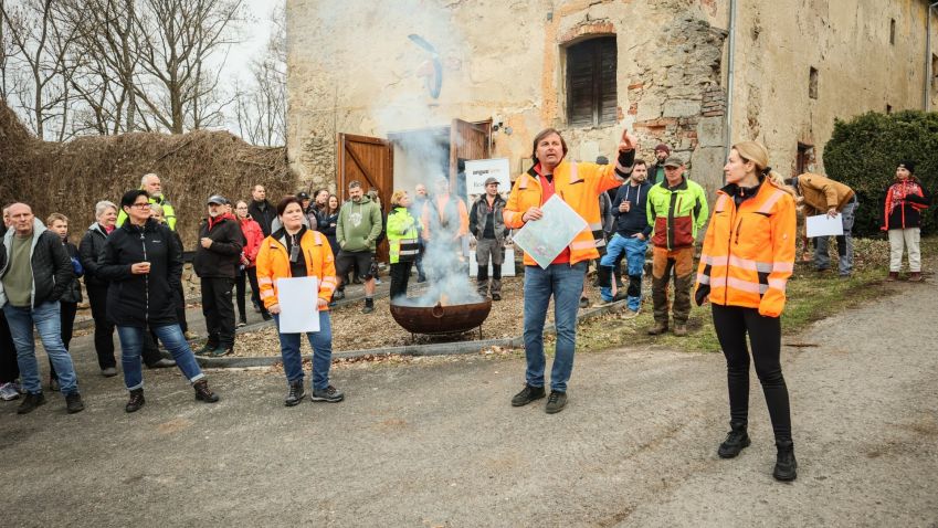 Na Zelené Hoře pomáhalo více než 200 dobrovolníků. Brigáda výrazně posunula úklid areálu