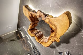 Stavba není sen - Javor apartmán - Nadčasový design do koupelny? Inspirujete se v horském apartmánu Javor, který sází na velkoformátové obklady