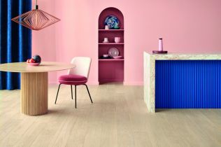 Nejnovějším trendem v interiérovém designu je modrá barva v kombinaci se dřevem