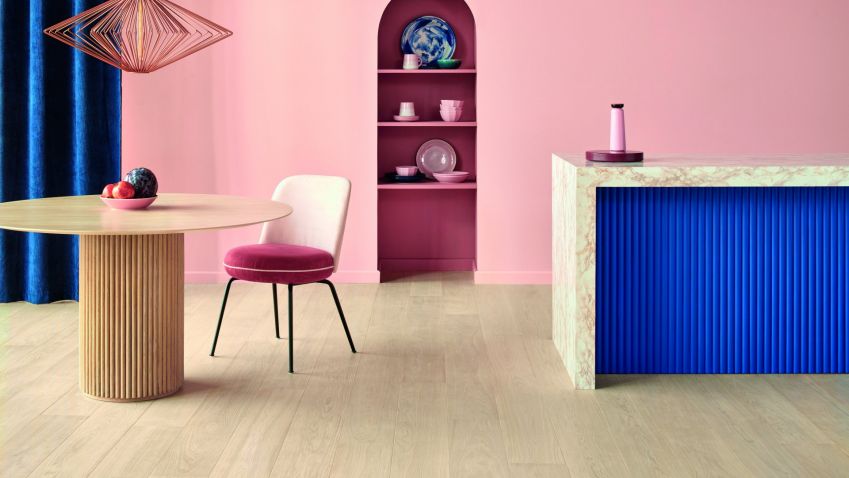 Nejnovějším trendem v interiérovém designu je modrá barva v kombinaci se dřevem