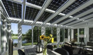 Nemůžete mít fotovoltaiku na střeše domu? Dejte si ji na zahradu!