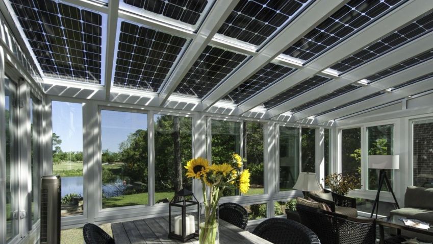 Nemůžete mít fotovoltaiku na střeše domu? Dejte si ji na zahradu!