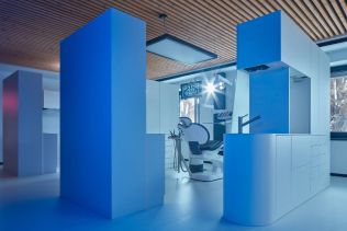 Nevšední interiér zubařské ordinace vítá pacienty Opavě