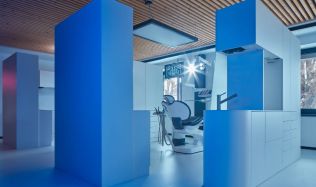 Nevšední interiér zubařské ordinace vítá pacienty Opavě