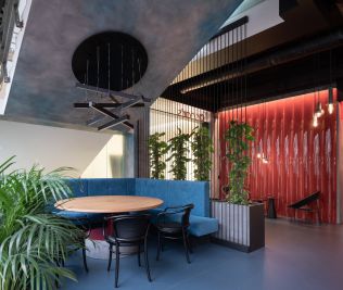 Nově zrekonstruovaný bar na Smíchově láká moderním designem