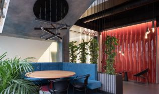 Nově zrekonstruovaný bar na Smíchově láká moderním designem