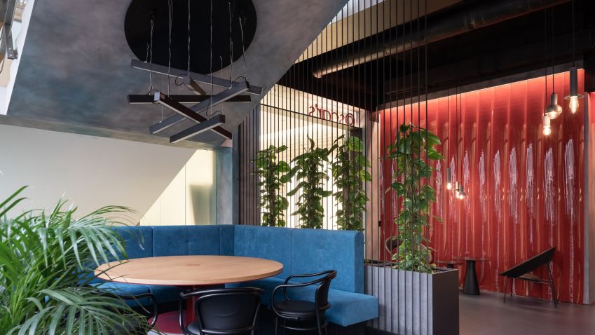 Nově zrekonstruovaný bar na Smíchově láká moderním designem