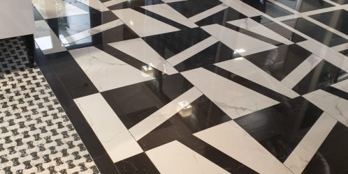 Novinka: elegantní černobílá mozaika v mramoru