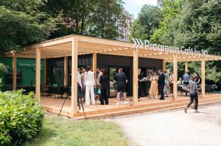 Nový kavárenský modul obohatil Dvořákovy sady v Karlových Varech. Městu bude sloužit i po skončení filmového festivalu