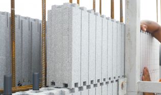 Nový stavební systém z polystyrenu zajišťující konstrukci i izolaci v jednom. Jak se vyrábí?