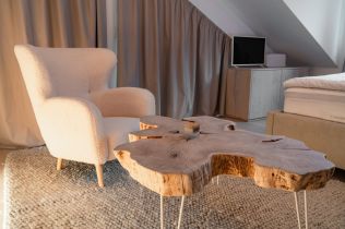 Stavba není sen 6 - Yasmin apartmán - Nudí vás typový nábytek? Na designu stolů ze dřeva starých stromů se můžete sami podílet!