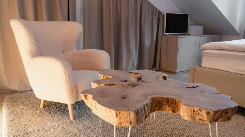 Nudí vás typový nábytek? Na designu stolů ze dřeva starých stromů se můžete sami podílet!