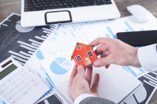 Objem nových hypotečních úvěrů na bydlení od bank a stavebních spořitelen stále stoupá