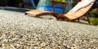 Oblázková pláž i u vás na zahradě. Kamenný koberec dovede navodit příjemný pocit při chůzi