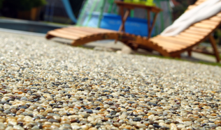 Oblázková pláž i u vás na zahradě. Kamenný koberec dovede navodit příjemný pocit při chůzi