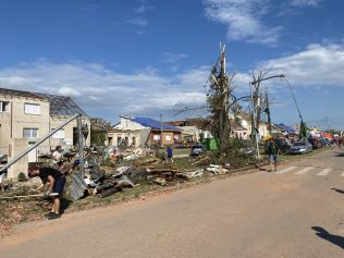 Obyvatelé oblastí zasažených tornádem mohou nově žádat o dotace a zvýhodněné úvěry