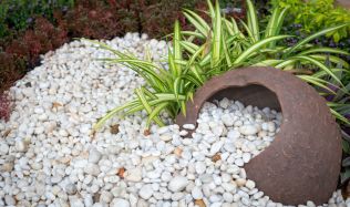 Okrasné kameny z mramoru zkrášlí vaši zahradu