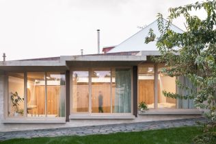 Originální jednopodlažní atriová stavba, to je oceněný projekt Dům v Lanškrouně