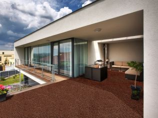 Originální vzhled vaší zahradě dodá kamínkový povrch 