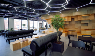 Z obyčejných kanceláří vzniklo multifunkční centrum inspirované hrou Minecraft. Inteligentní strop, kavárna, podcastové studio i skluzavka mezi patry!