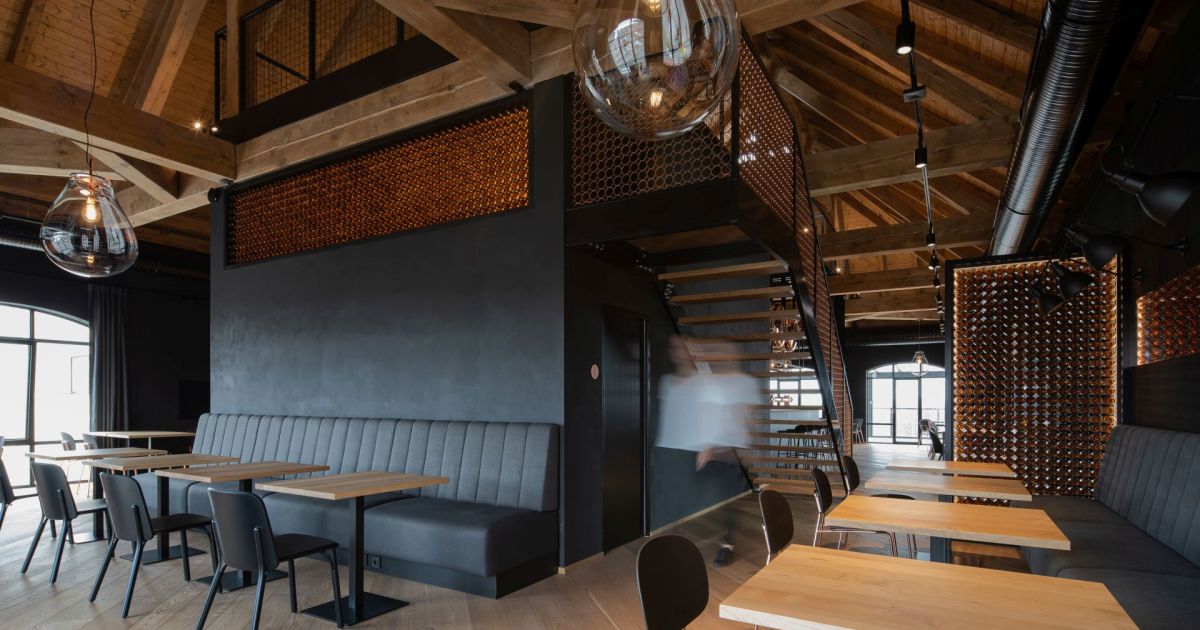 Interiér restaurace se inspiroval průmyslovým charakterem a historií ...
