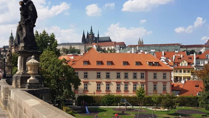 Pinkasův palác na Kampě jde dnes za půl miliardy korun do nedobrovolné dražby.