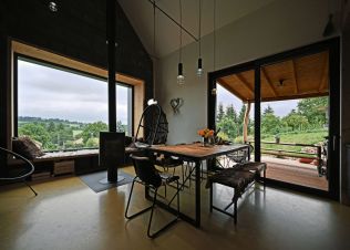 Vítězný projekt Czech Interior Award: Plechová chata klasického tvaru v sobě skrývá útulný a praktický interiér ze dřeva