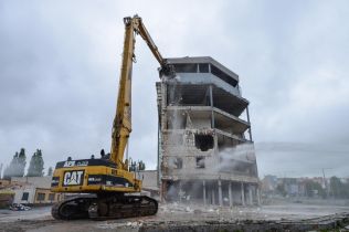 Plzeňské Skleněné peklo jde k zemi