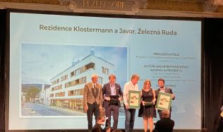 Plzeňský kraj zná své stavby roku 2020. Ceny poroty získaly Rezidence Klostermann a Javor v Železné Rudě