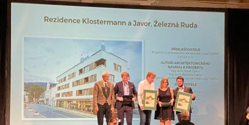 Plzeňský kraj zná své stavby roku 2020. Ceny poroty získaly Rezidence Klostermann a Javor v Železné Rudě