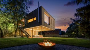 Podívejte se do domu nad Vltavou, který je aktuálně na prodej. Moderní architektura tu citlivě splývá s okolní krajinou